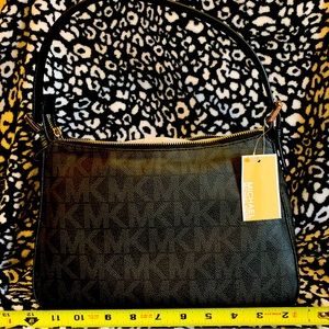 NWT, Michael Kors Jet Set Signature shoulder bag in black w/silver hardware